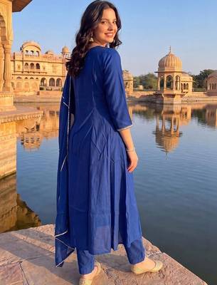 women ethnic motifs embroidered empire thread work kurta with trousers & with dupatta 5