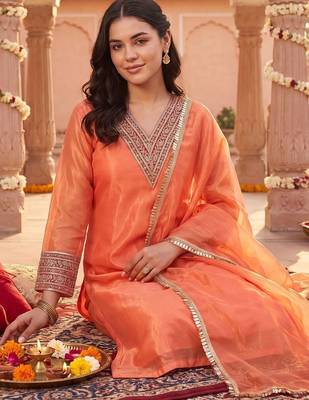 women ethnic motifs embroidered regular thread work kurta with trousers & with dupatta 3