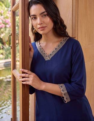 women regular thread work kurta with trousers 3