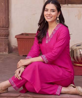 women ethnic motifs embroidered regular thread work kurta with trousers 3
