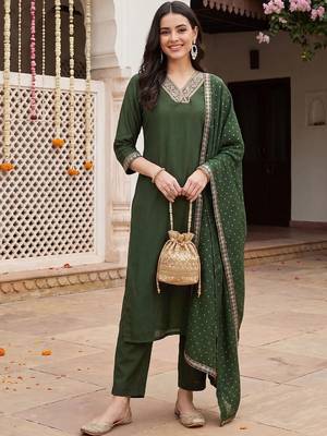 women ethnic motifs embroidered regular kurta with trousers & with dupatta 3