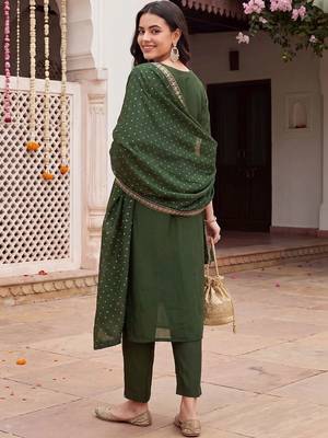 women ethnic motifs embroidered regular kurta with trousers & with dupatta 4