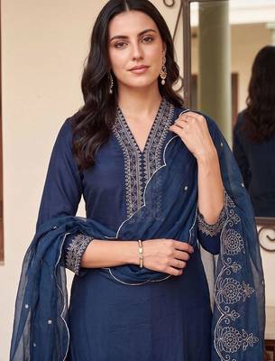women ethnic motifs embroidered regular kurta with trousers & with dupatta 2