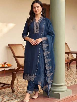 women ethnic motifs embroidered regular kurta with trousers & with dupatta 3