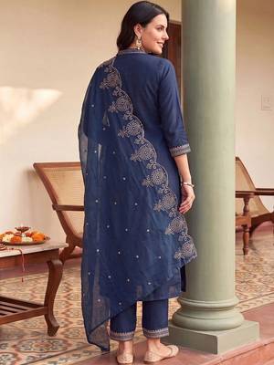 women ethnic motifs embroidered regular kurta with trousers & with dupatta 4