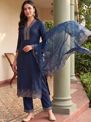 women ethnic motifs embroidered regular kurta with trousers & with dupatta 5