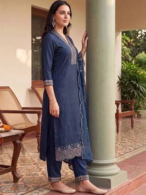 women ethnic motifs embroidered regular kurta with trousers & with dupatta 6