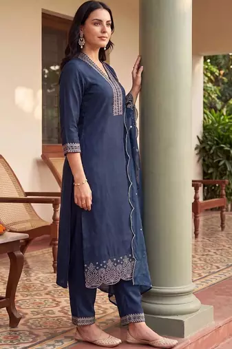 women ethnic motifs embroidered regular kurta with trousers & with dupatta