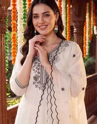 women ethnic motifs embroidered regular thread work kurta with trousers & with dupatta 2