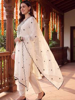 women ethnic motifs embroidered regular thread work kurta with trousers & with dupatta 3