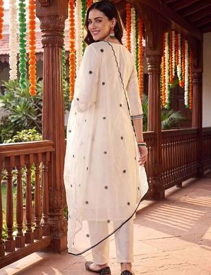 women ethnic motifs embroidered regular thread work kurta with trousers & with dupatta 5