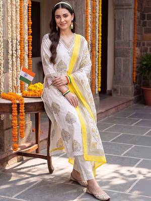 women ethnic motifs printed regular cotton kurta with trousers & with dupatta 5