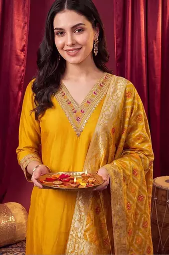 women ethnic motifs regular kurta with trousers & with dupatta
