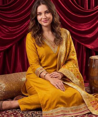 women ethnic motifs regular kurta with trousers & with dupatta 3