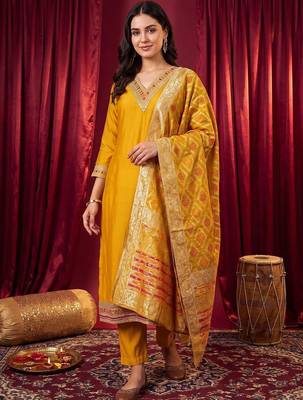 women ethnic motifs regular kurta with trousers & with dupatta 1