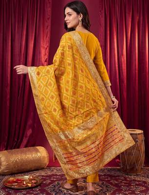 women ethnic motifs regular kurta with trousers & with dupatta 5
