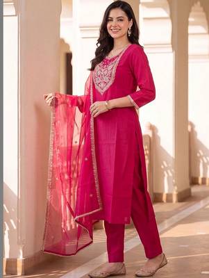 women ethnic motifs embroidered regular kurta with trousers & with dupatta 3