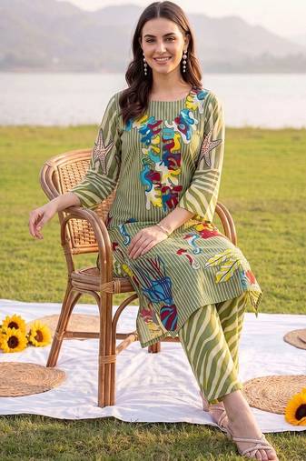 women printed regular cotton kurta with trousers