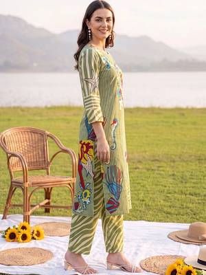 women printed regular cotton kurta with trousers 4