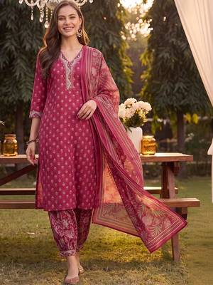 women ethnic motifs printed regular mirror work cotton kurta with harem pants & with dupatta 3