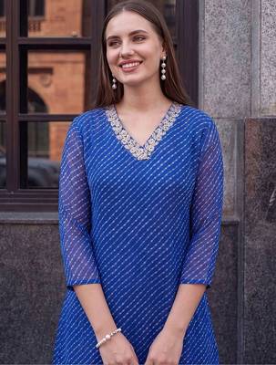 women leheriya dyed regular thread work kurti with trousers 2