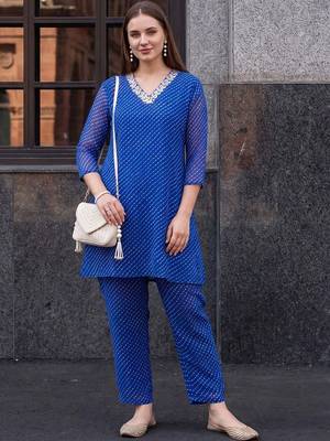 women leheriya dyed regular thread work kurti with trousers 5