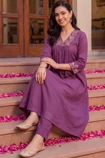 women ethnic motifs embroidered empire thread work cotton kurta with trousers