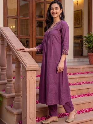 women ethnic motifs embroidered empire thread work cotton kurta with trousers 3