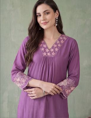 women ethnic motifs embroidered regular thread work kurta with trousers 2