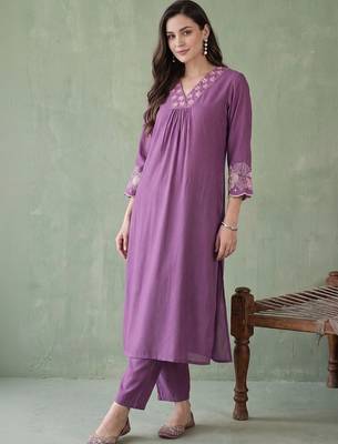 women ethnic motifs embroidered regular thread work kurta with trousers 3