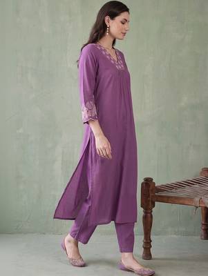 women ethnic motifs embroidered regular thread work kurta with trousers 5