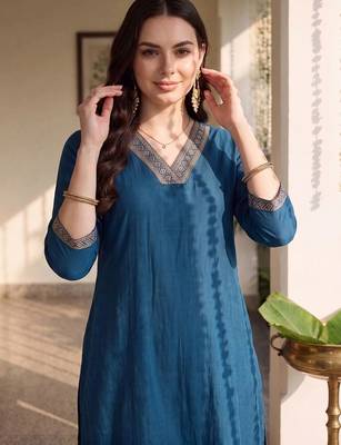 women ethnic motifs regular thread work kurta with trousers & with dupatta 4