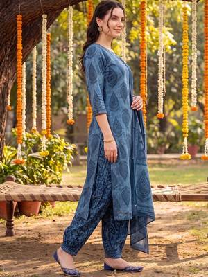 women ethnic motifs printed regular cotton kurta with patiala & with dupatta 5