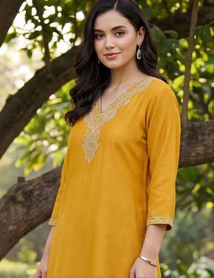 women ethnic motifs embroidered regular thread work kurta with trousers 2