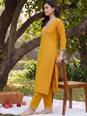 women ethnic motifs embroidered regular thread work kurta with trousers 3