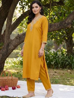 women ethnic motifs embroidered regular thread work kurta with trousers 4