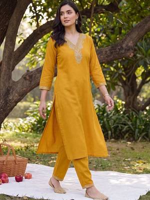 women ethnic motifs embroidered regular thread work kurta with trousers 5