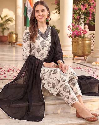 women floral printed regular thread work cotton kurta with trousers & with dupatta 5