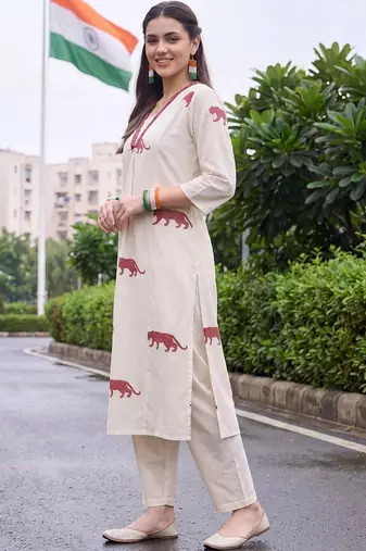 women animal printed regular cotton kurta with trousers