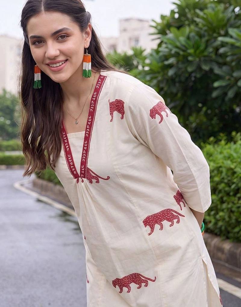 women animal printed regular cotton kurta with trousers