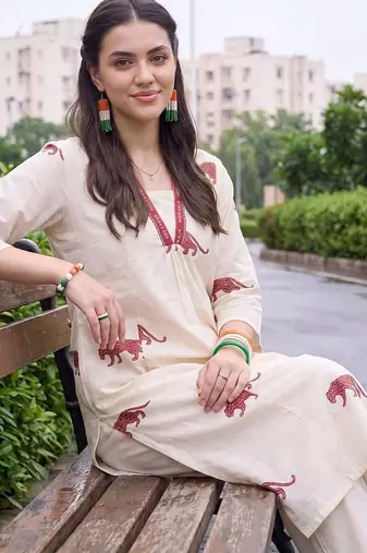 women animal printed regular cotton kurta with trousers