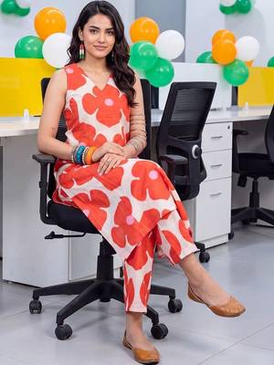 women floral printed regular cotton kurta with trousers 5