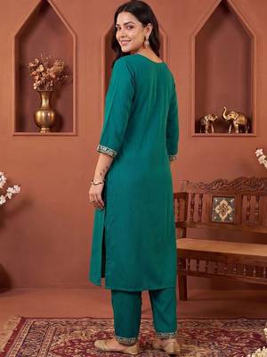 women ethnic motifs embroidered regular thread work kurta with trousers 4