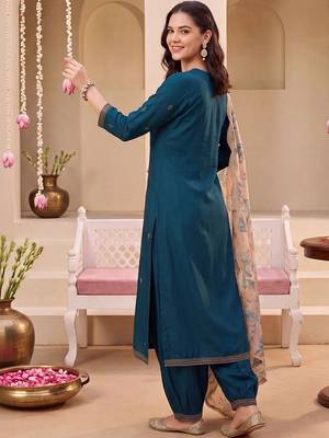 women ethnic motifs embroidered regular thread work kurta with patiala & with dupatta 4