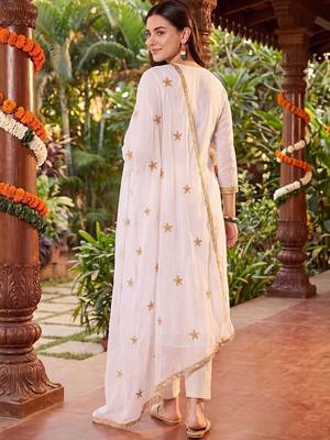 women ethnic motifs embroidered regular kurta with trousers & with dupatta 3