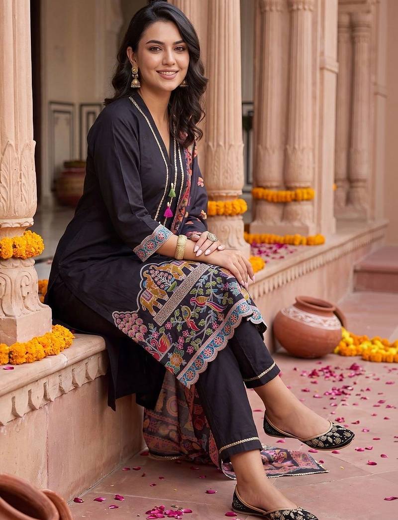 embroidered regular thread work kurta with trousers & with dupatta
