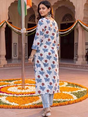 women floral printed regular cotton kurta with trousers & with dupatta 4