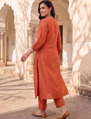 women ethnic motifs embroidered regular thread work liva kurta with trousers 4