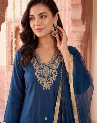 women ethnic motifs embroidered regular kurta with trousers & with dupatta 2