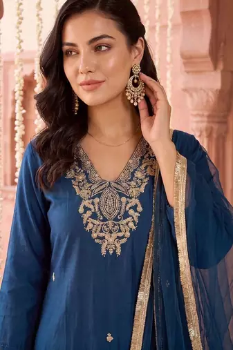 women ethnic motifs embroidered regular kurta with trousers & with dupatta